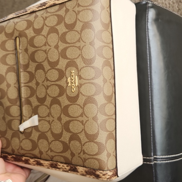 Handbags - Picture 4 of 4